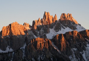 "Croda da Lago nord" di Nicolò from Italia - La croda da lago al tramonto. Con licenza CC BY-SA 2.0 tramite Wikimedia Commons