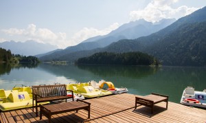 Veduta del lago Cadore con sullo sfondo a sinistra gli Spalti di Toro